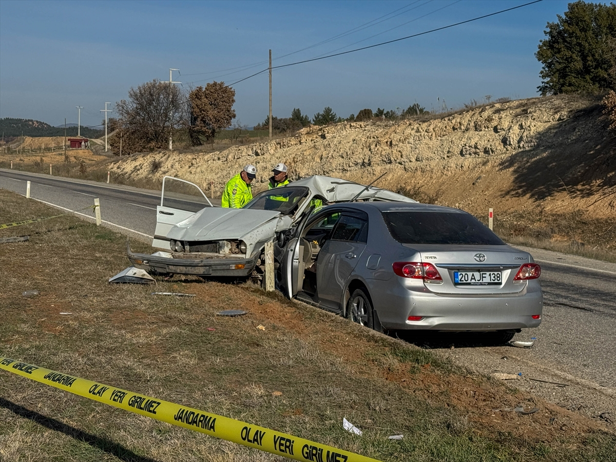 Uşak'ta iki otomobilin çarpıştığı kazada yaşlı çift öldü