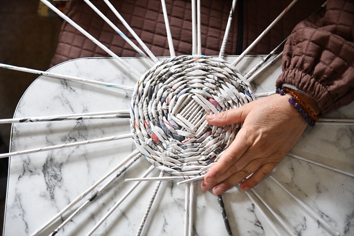 Sındırgılı kadınlar atık gazeteleri sepete dönüştürüyor