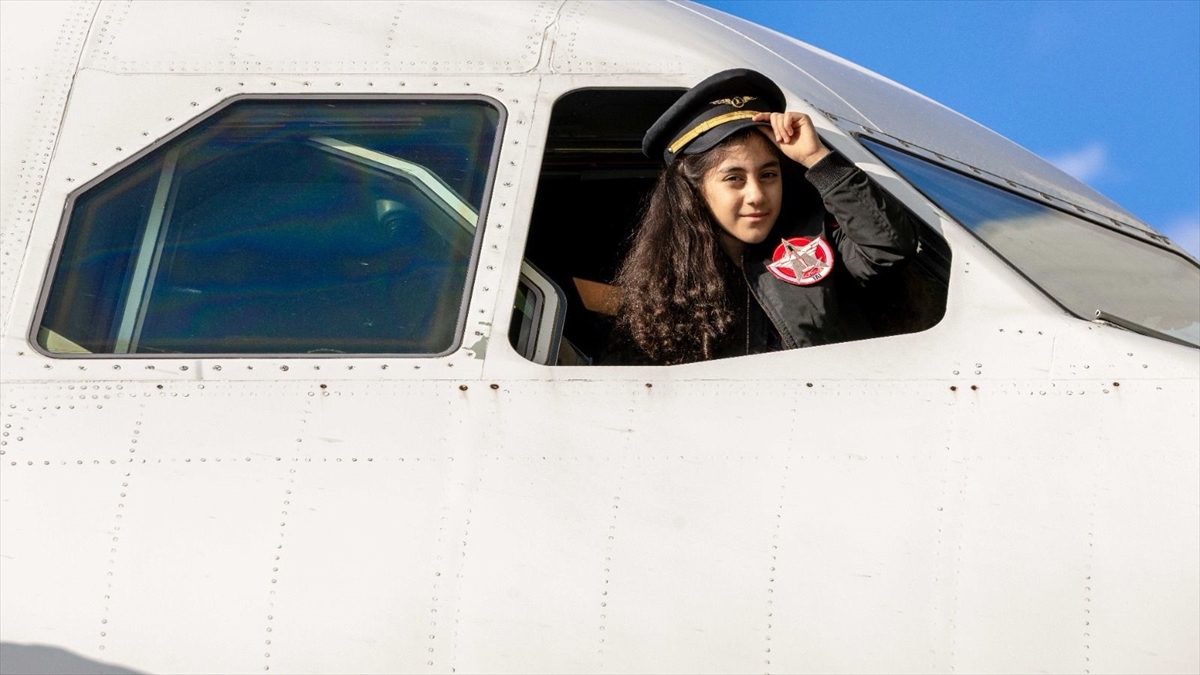 THY, TUSAŞ şehidi Ekici'nin kızının pilot koltuğuna oturma isteğini yerine getirdi