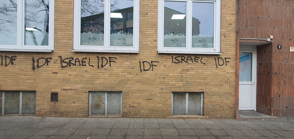 Almanya’da iki Türk camisine düzenlenen saldırıda duvarlara "İsrail" ve "IDF" yazıldı