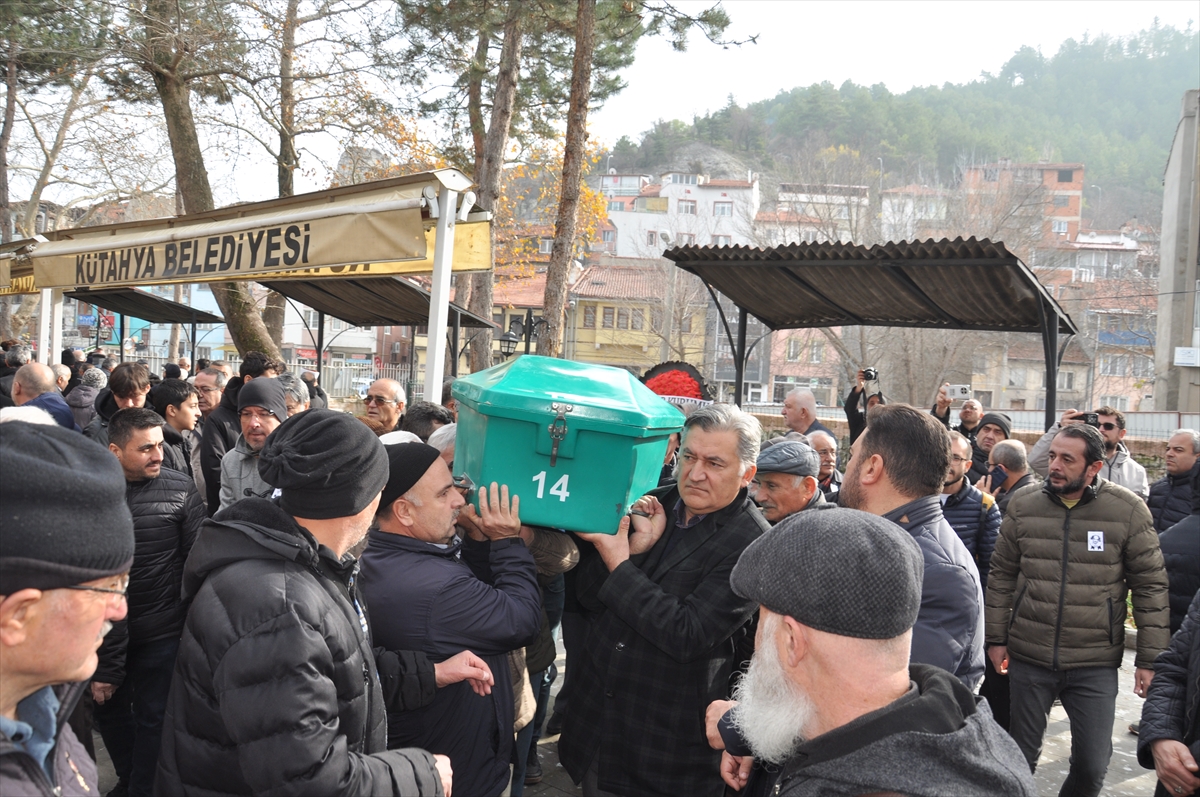 TRT İstanbul Radyosu'nun emekli sanatçılarından Mustafa Hisarlı'nın cenazesi toprağa verildi