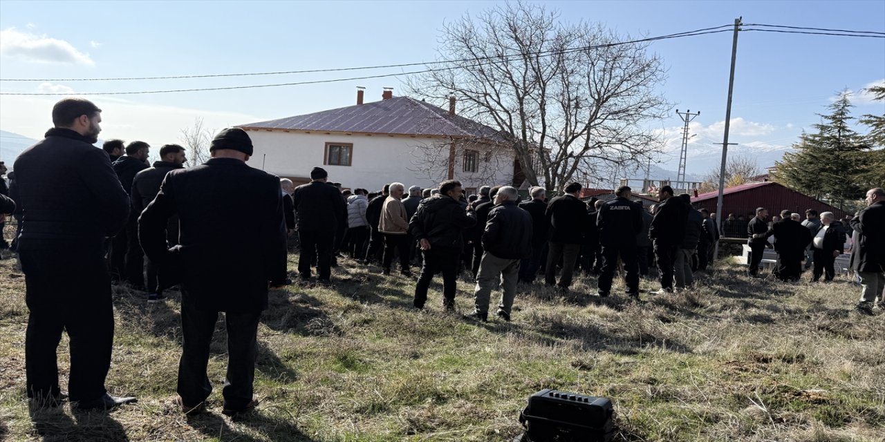 Kayseri’de Bıçaklanarak Öldürülen Apartman Görevlisinin Eşi Melek Gül, Memleketi Göksun’da Defnedildi
