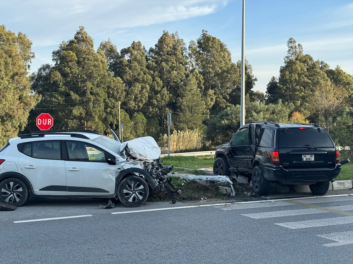 Aydın'da cip ile otomobilin çarpışması sonucu 3 kişi yaralandı