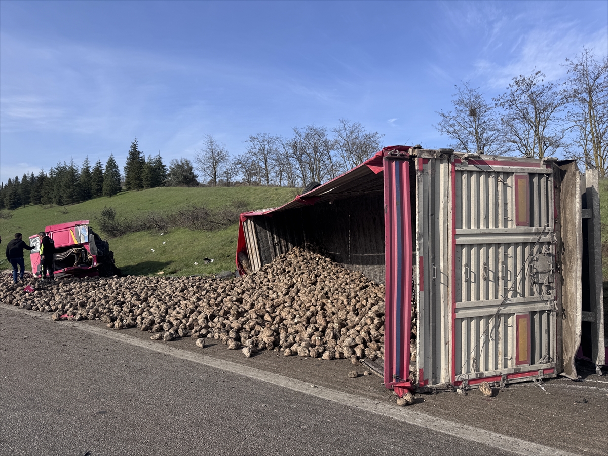 Bursa'da tırın emniyet şeridindeki araçlara çarptığı kazada 1 kişi öldü, 3 kişi yaralandı
