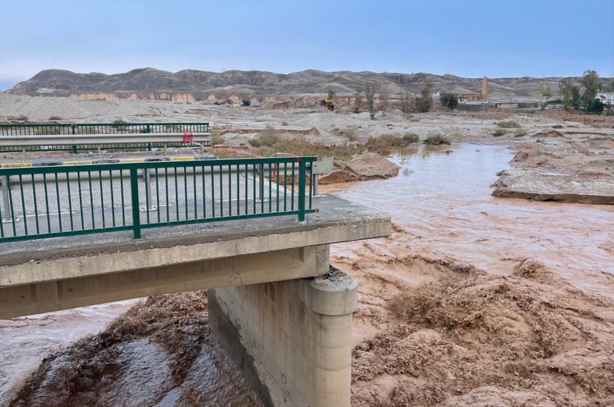 Irak’ın Salahaddin kentinde yoğun yağış nedeniyle köprü çöktü