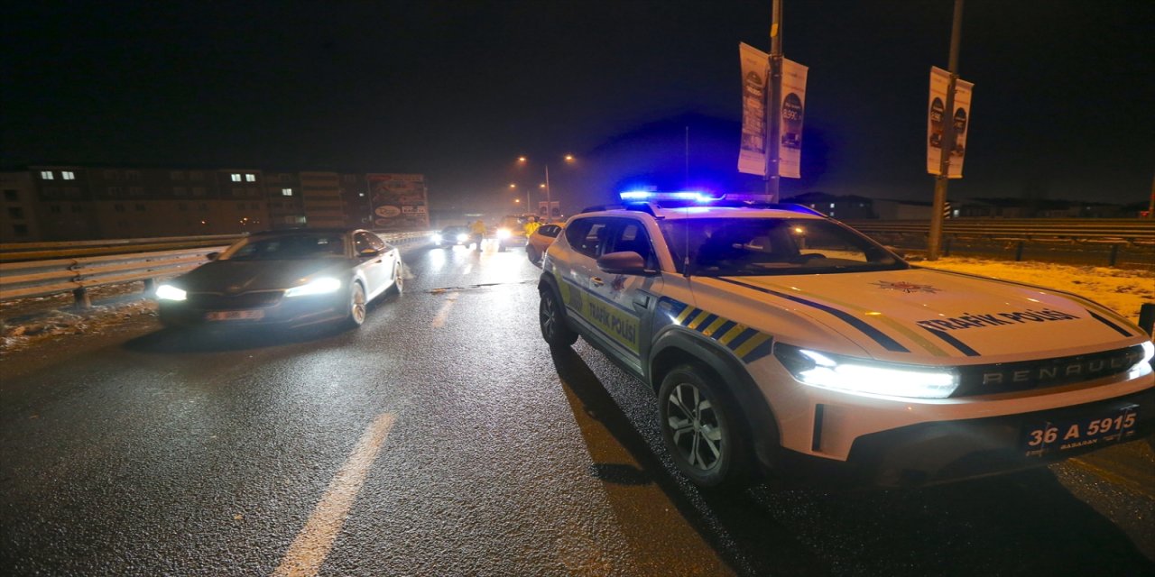 Kars'ta 11 Araç Zincirleme Kazaya Karıştı