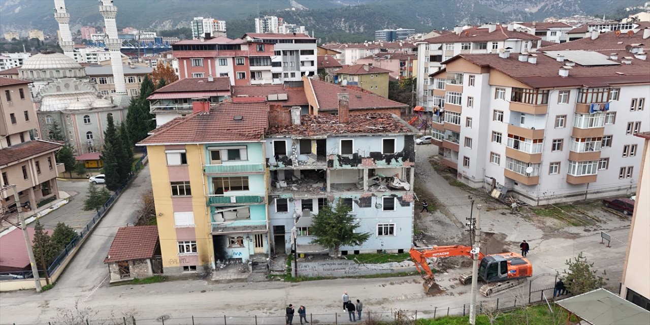 Karabük’te 2022’de patlamayla hasar gören 4 katlı binanın yıkımı güvenlik önlemleri altında başladı
