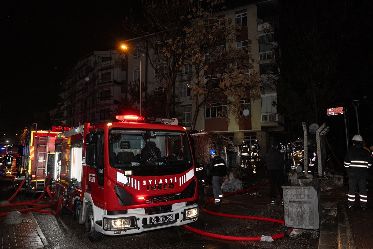 Ankara'da hurdalık alandan apartmana sıçrayan yangında 8 kişi dumandan etkilendi