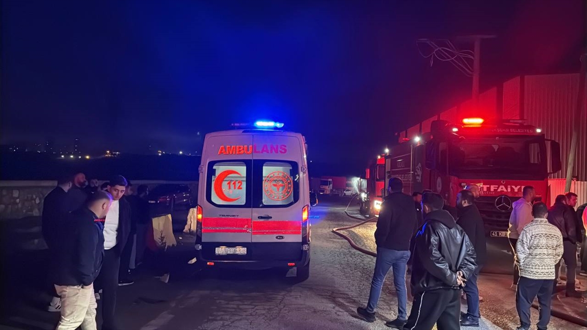 Kocaeli'de geri dönüşüm deposunda çıkan yangın söndürüldü