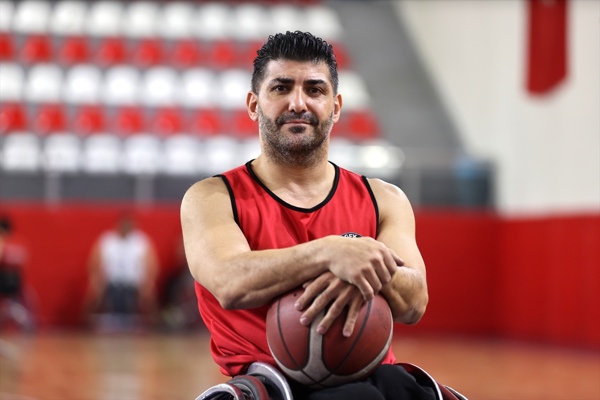 Milli basketbolcu Selim Sayak, tekerlekli sandalyede elde ettiği başarılarla gençlere ilham oluyor