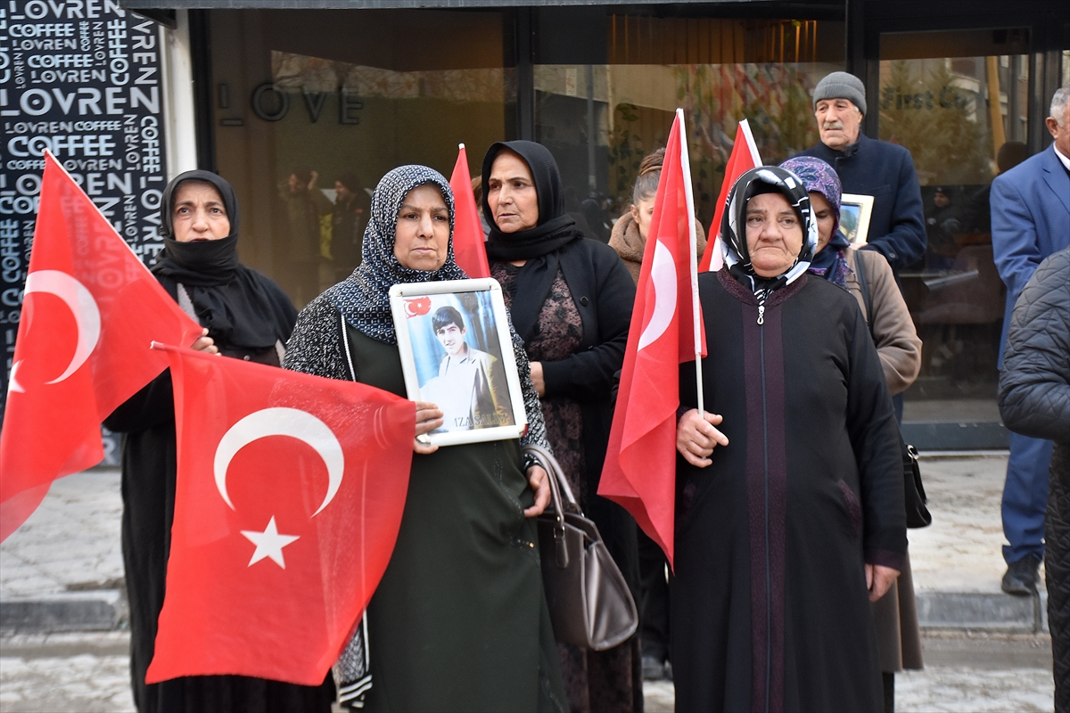 Vanlı aileler, DEM Parti İl Başkanlığı önündeki eylemlerini sürdürdü