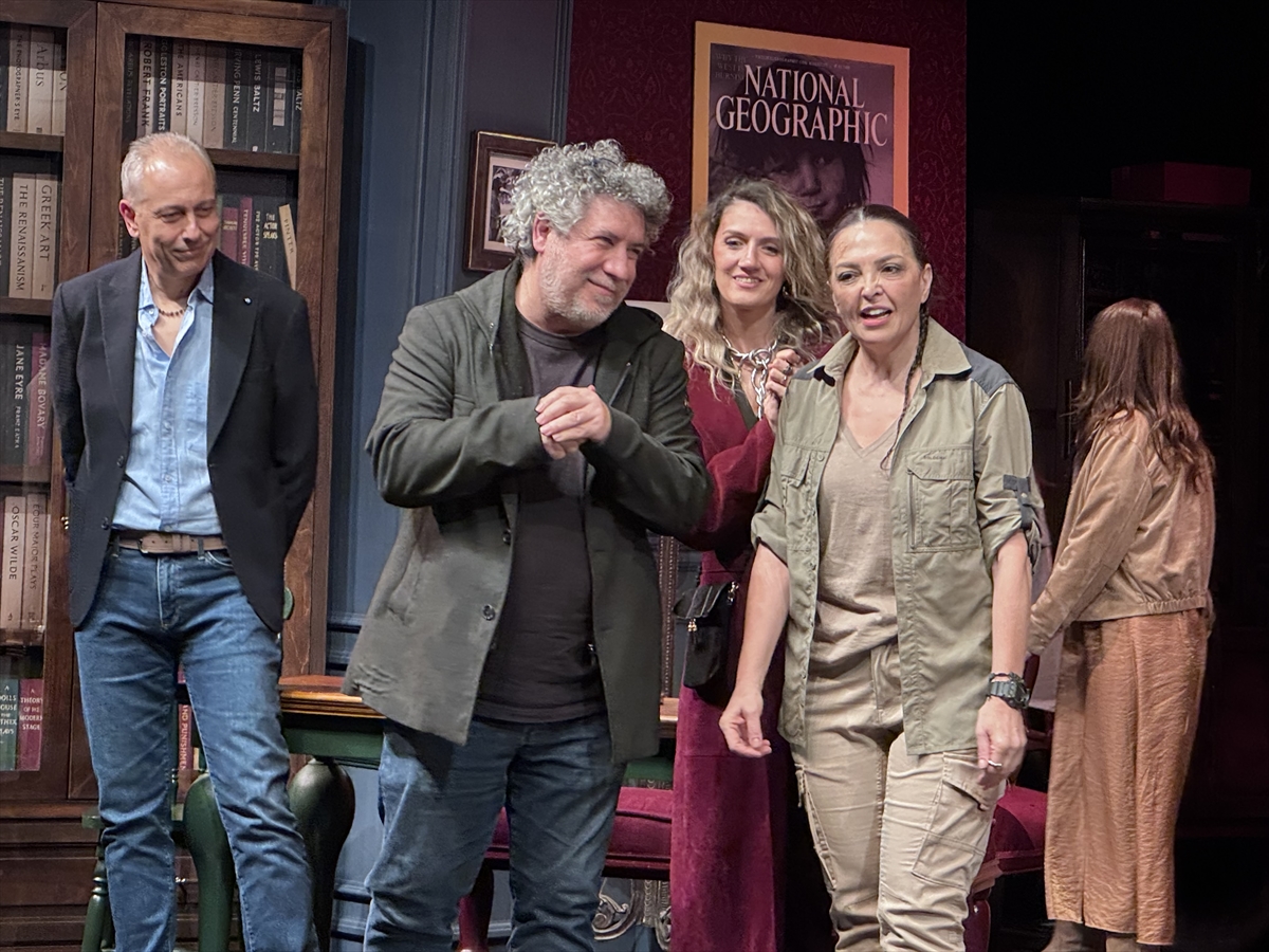 "Öylece Durur Zaman" oyununun prömiyeri yapıldı