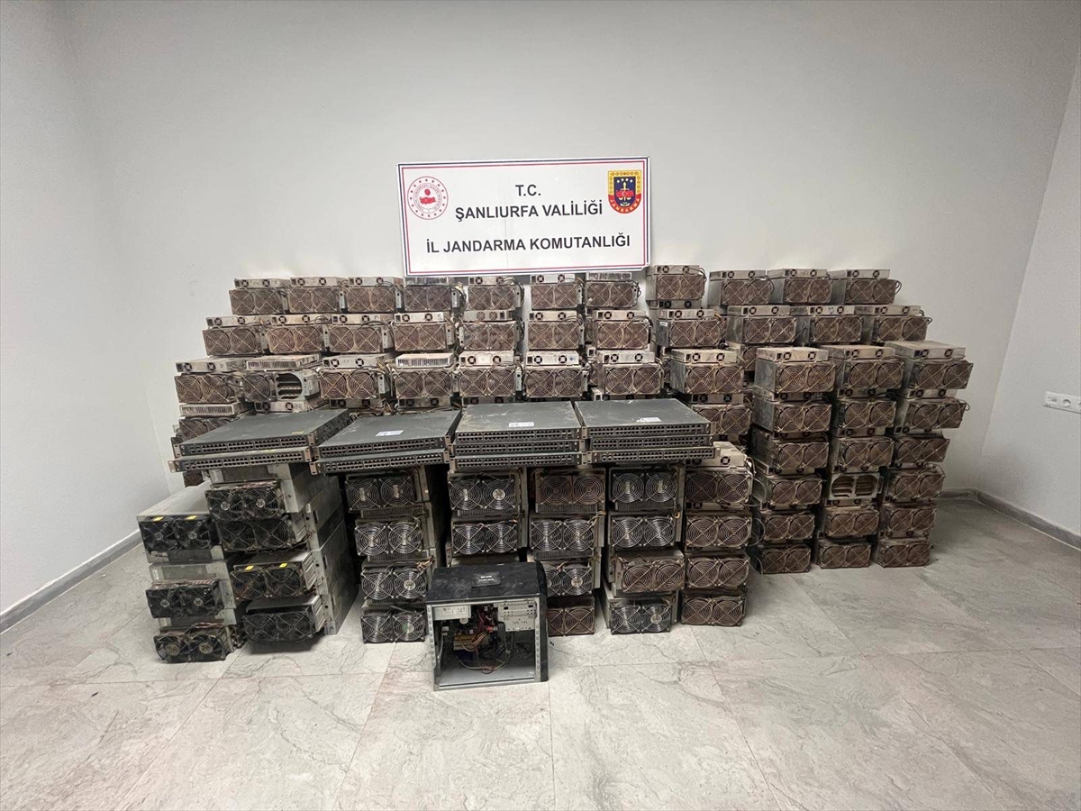 Ahır görünümünde tesis kurup kaçak elektrikle kripto para imal etmişler