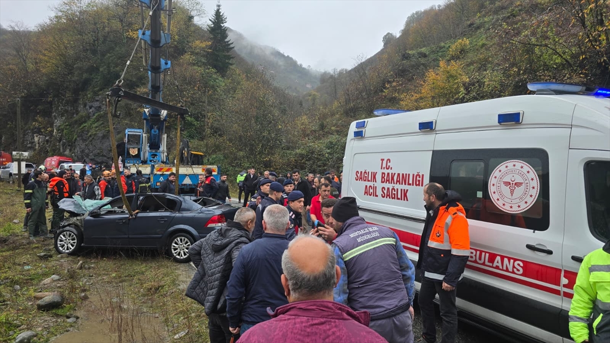 Vefat eden annesi için mezar yeri bakmaya giderken yeğeniyle trafik kazasında öldü