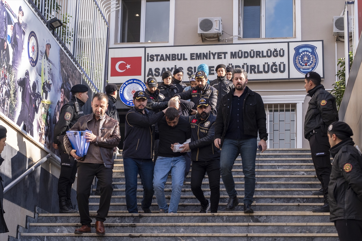 Çekmeköy'de bir polisin operasyonda şehit olmasına ilişkin yakalanan 5 zanlı adliyede