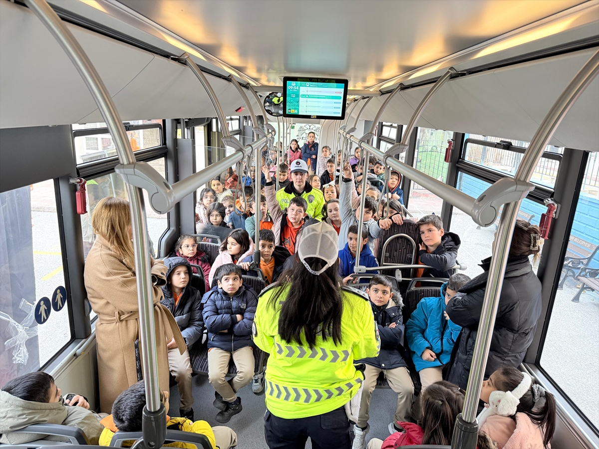Konya'da ilkokul öğrencilerine toplu ulaşım kültürü "otobüste" anlatılıyor