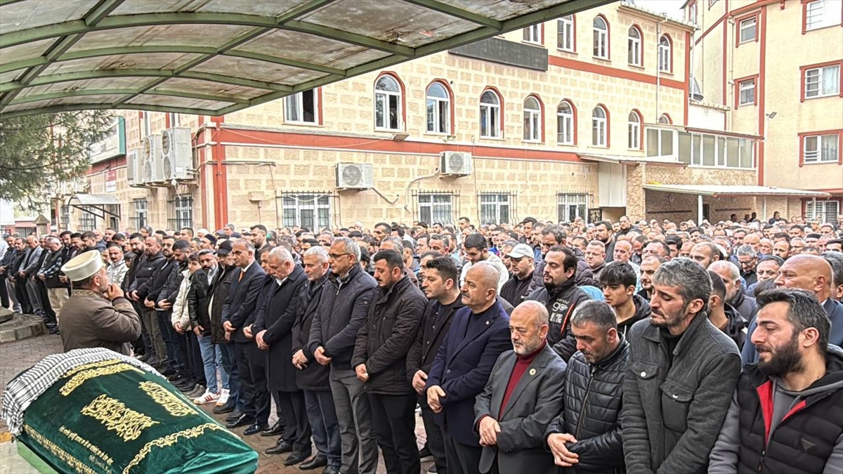 Kocaeli'de işçi servisinin çarpması sonucu ölen çocuğun cenazesi defnedildi