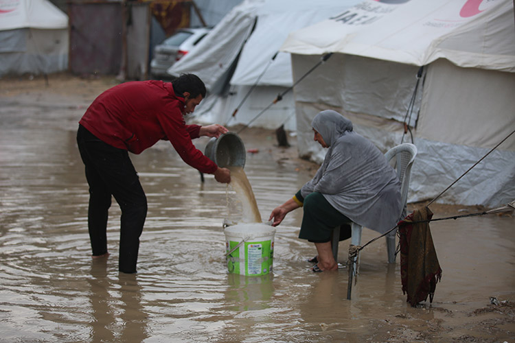 Gazze'de şiddetli yağışın ardından 3 bina çöktü