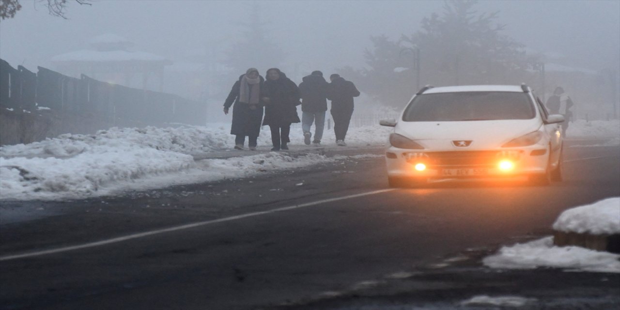 Sarıkamış’ta yoğun sis görüş mesafesini 20 metreye düşürdü
