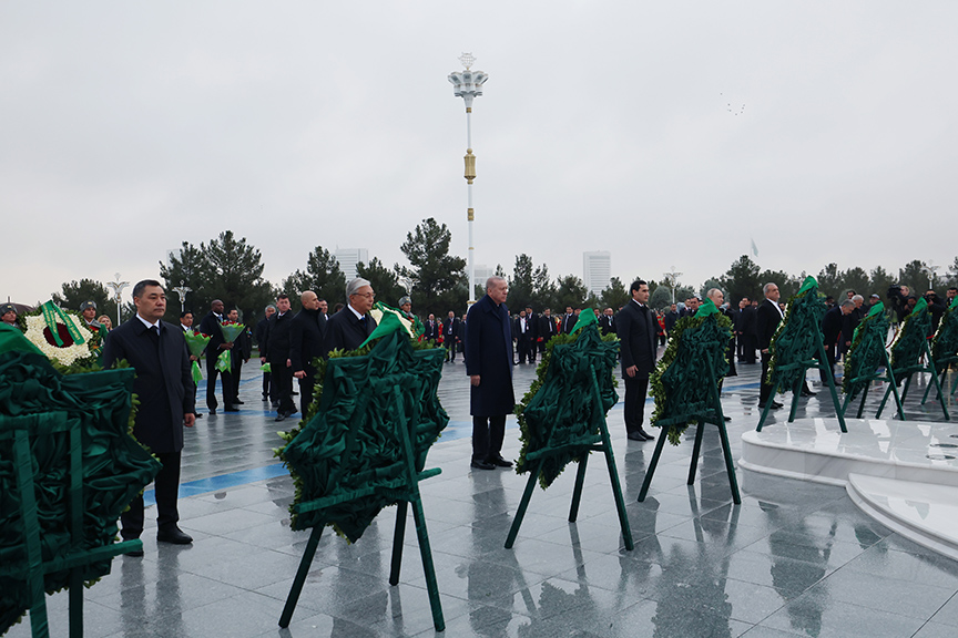Cumhurbaşkanı Erdoğan, Türkmenistan'da Tarafsızlık Anıtı'na çelenk koyma törenine katıldı
