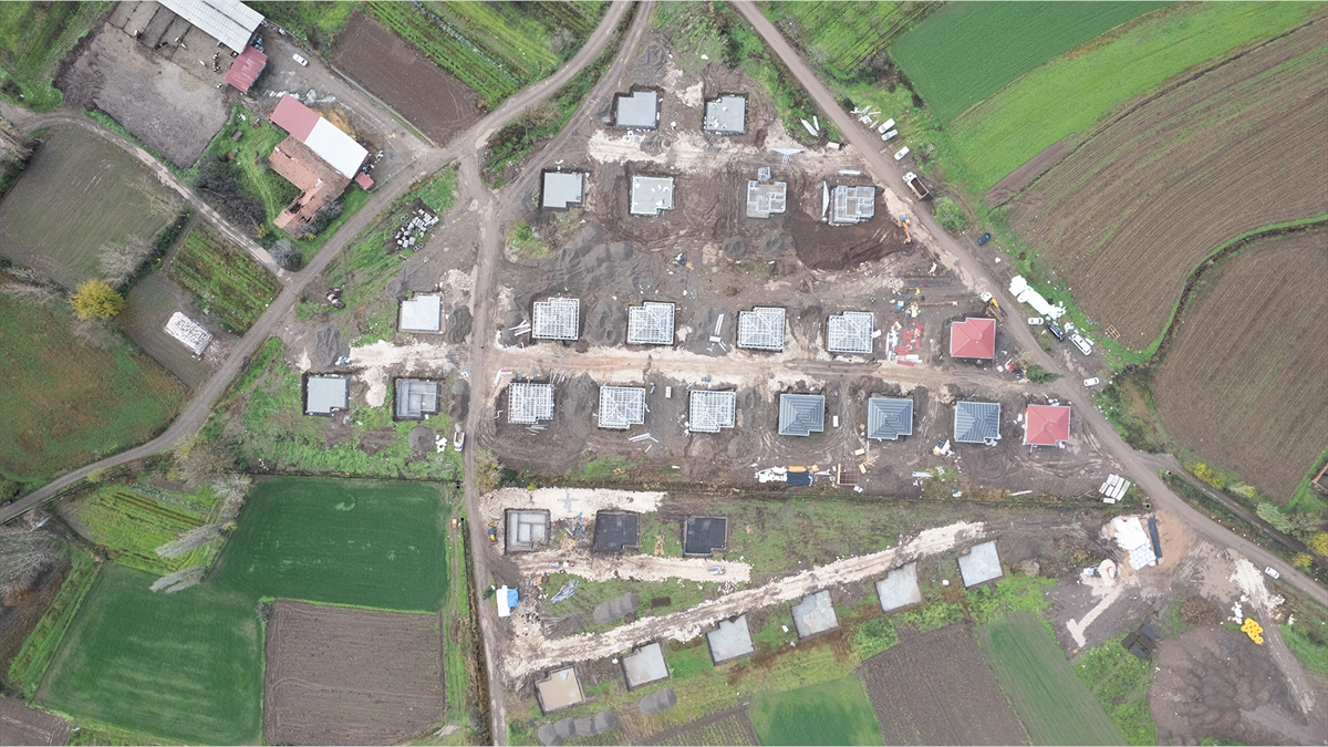 Sındırgı'nın kırsal mahallelerinde deprem konutlarının yapımı sürüyor