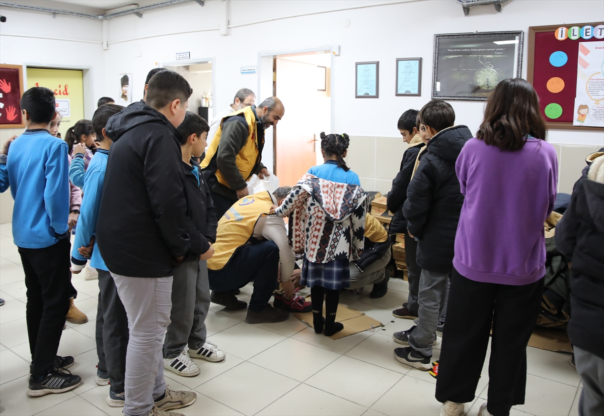 Van'da ihtiyaç sahibi 2 bin öğrenciye bot ve mont yardımında bulunuldu