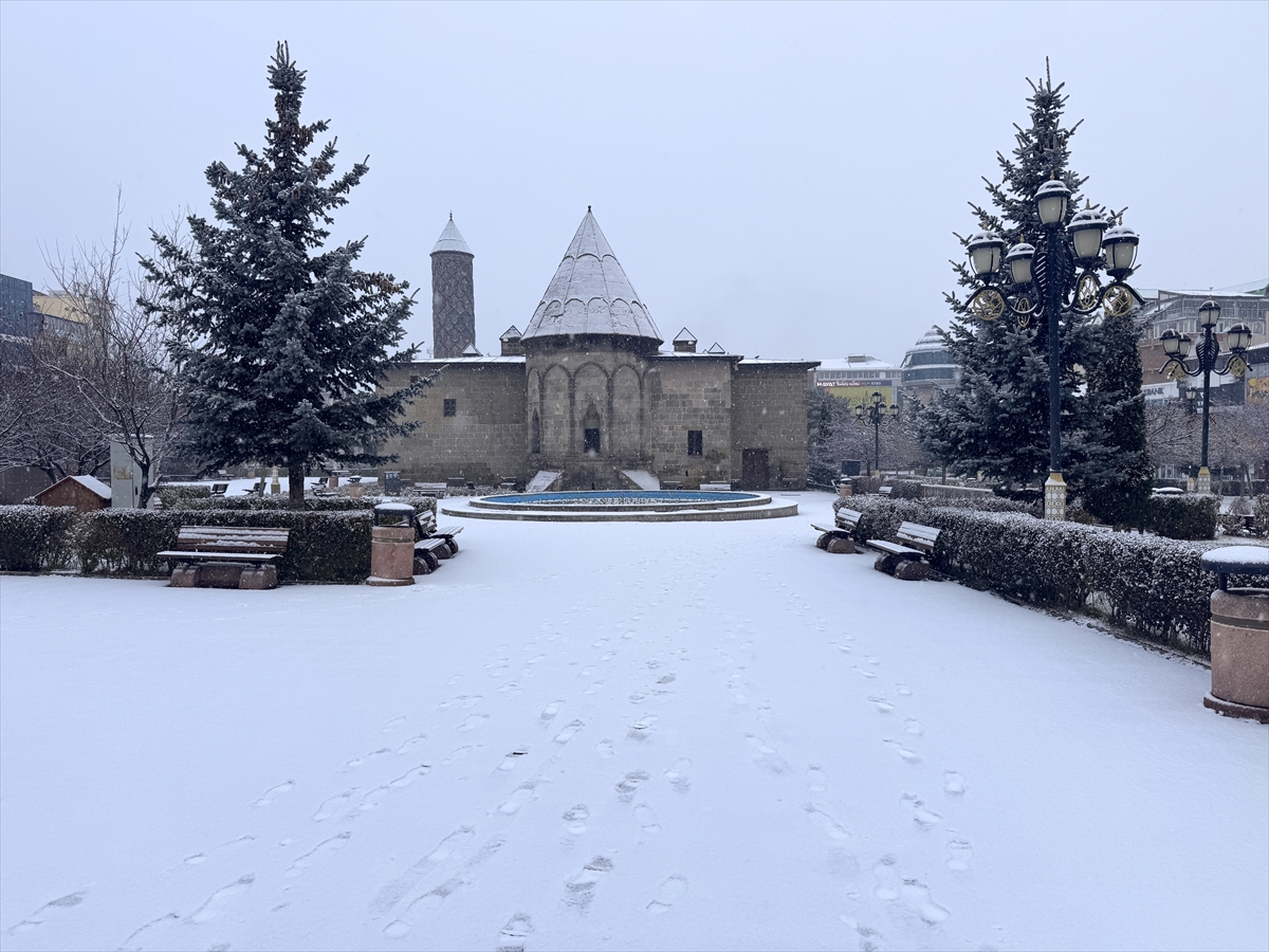 Erzurum, Kars, Ardahan ve Tunceli'de kar etkili oluyor