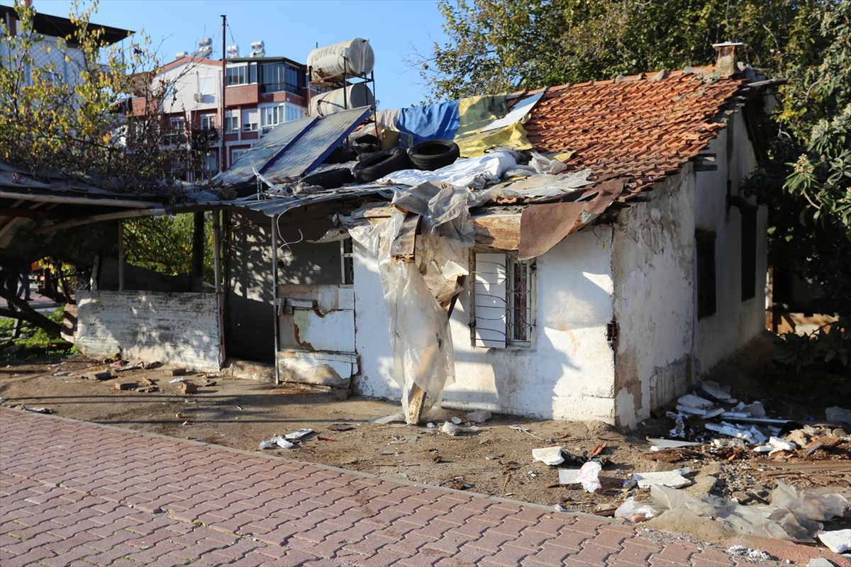 Antalya'da bir ev ve bahçesinden 2 kamyon çöp çıktı