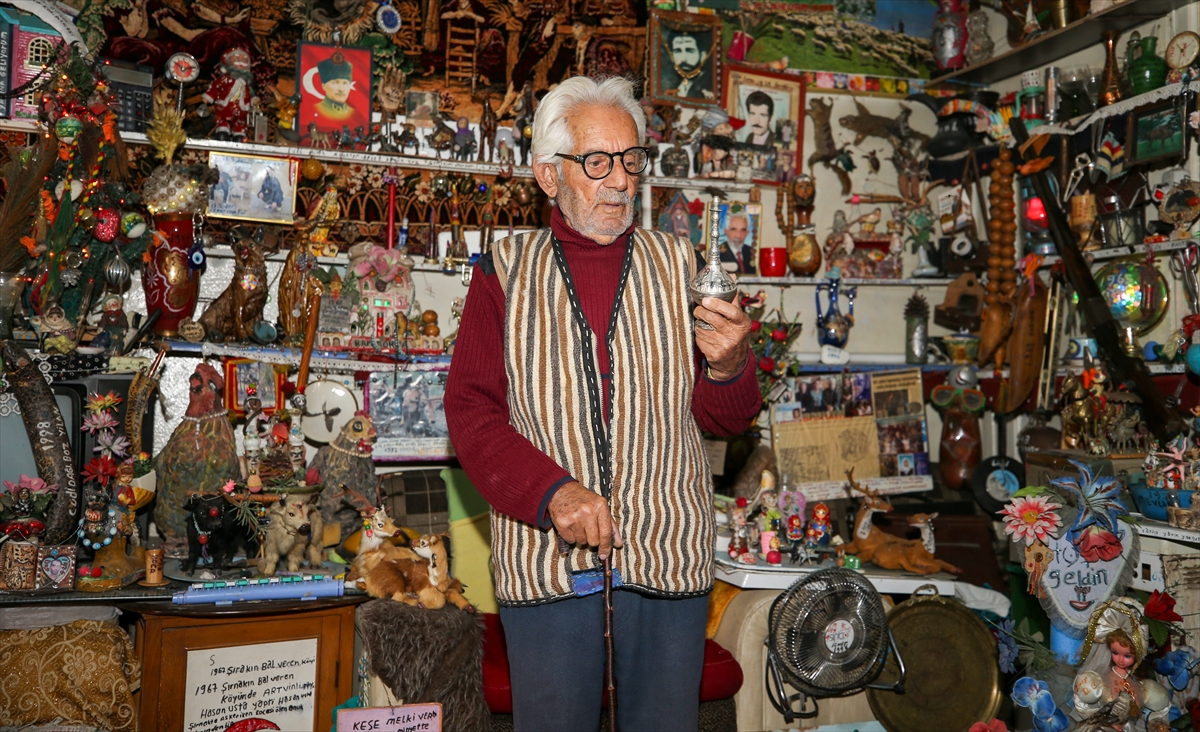 Kazım amca 60 yıllık hediyelikleri ve çeşitli illerden aldığı eşyaları bir odaya sığdırdı