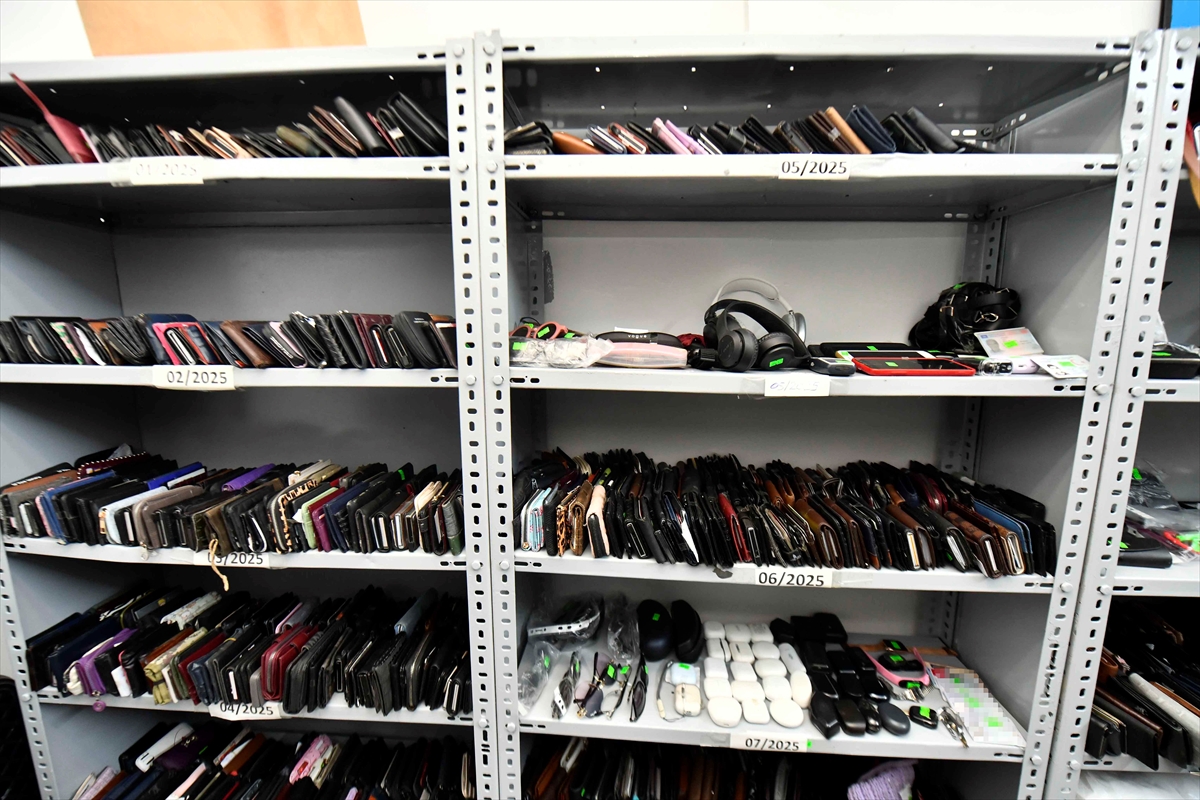 Başkentte toplu taşıma araçlarında unutulan eşyalar sahiplerini bekliyor