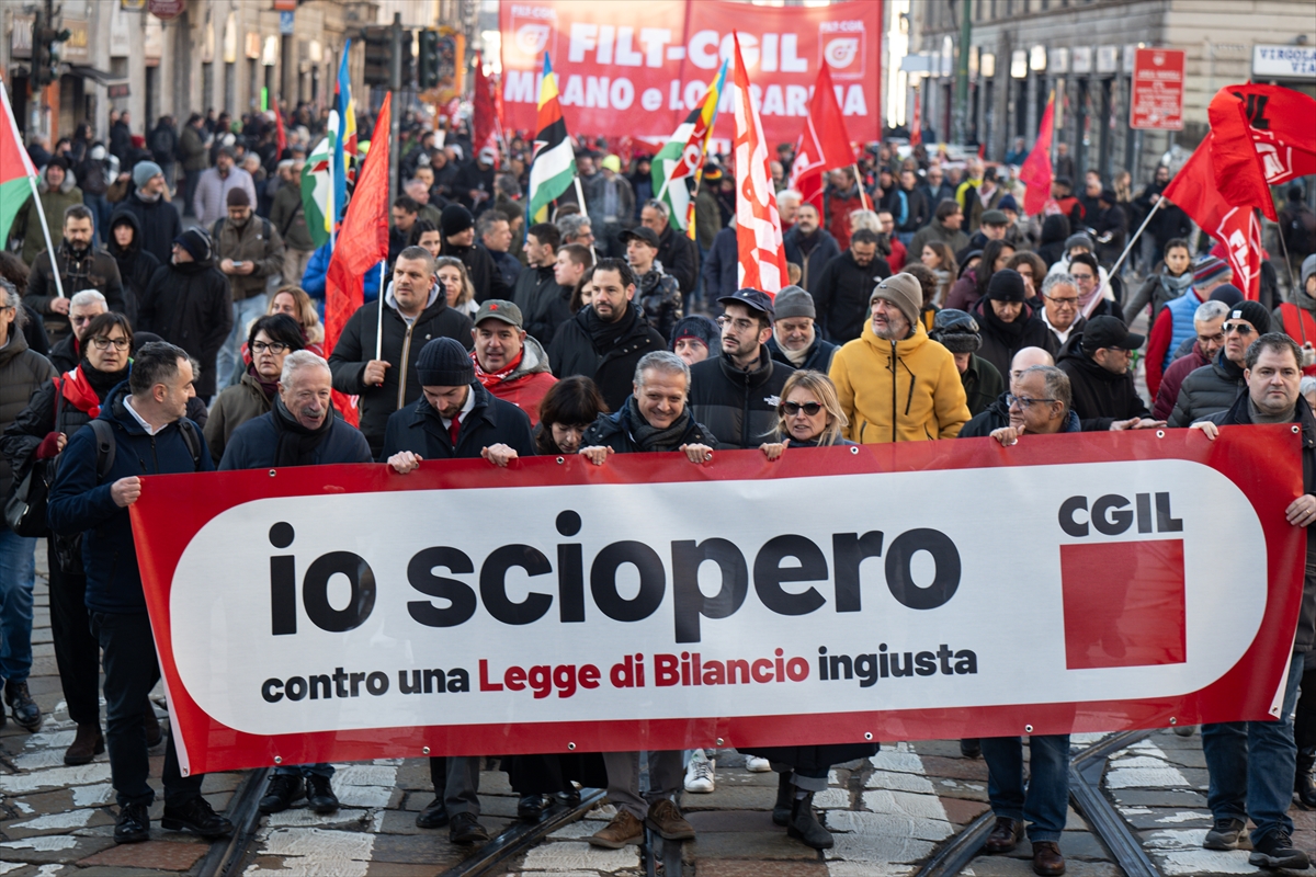 İtalya'da işçiler, hükümetin 2026 bütçe planını protesto için greve gitti