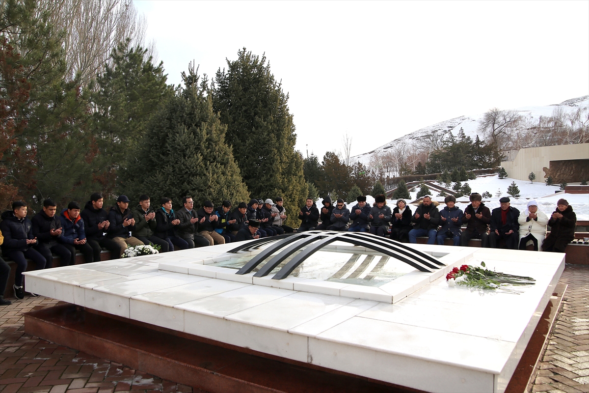 Kırgız yazar Cengiz Aytmatov, Bişkek'teki mezarı başında anıldı