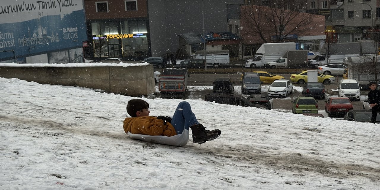 Erzurum’da kar çocuklara eğlence oldu: Kızaklar sokakları şenlendirdi