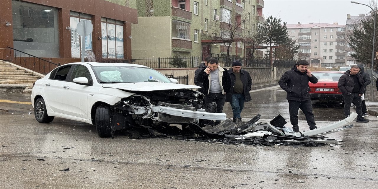 Erzurum’da iki otomobilin çarpıştığı kazada 4 kişi yaralandı