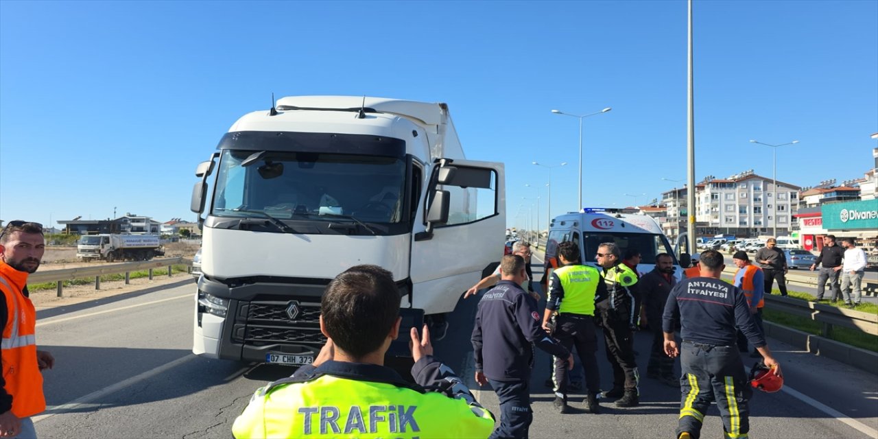 Manavgat’ta tırın çarptığı Karayolları işçisi yaşamını yitirdi
