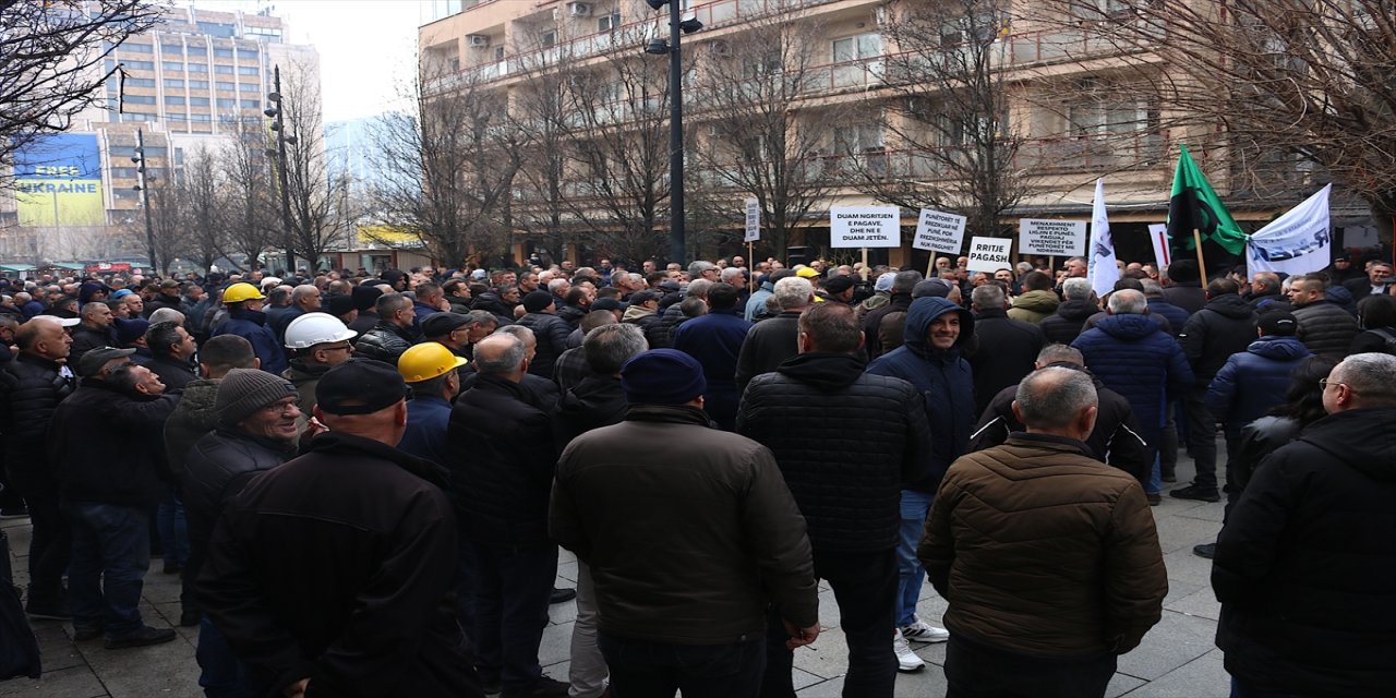 KEK çalışanları Priştine’de çalışma koşulları ve zam talebiyle protesto etti