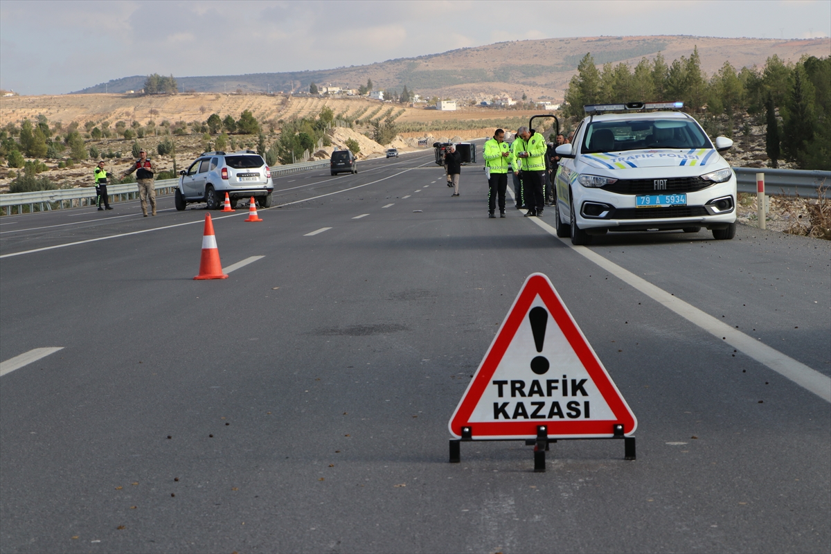 Kilis'te minibüs ile otomobilin çarpıştığı kazada 3 kişi yaralandı