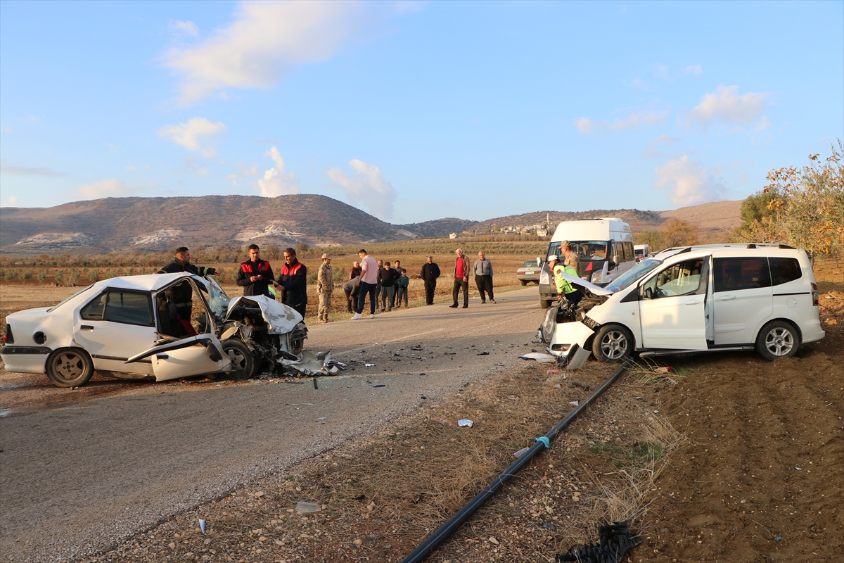 Kilis'te hafif ticari araç ile otomobilin çarpıştığı kazada 3 kişi yaralandı