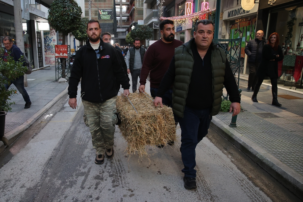 Yunan çiftçiler Larisa'da milletvekili bürolarının önünde protesto düzenledi