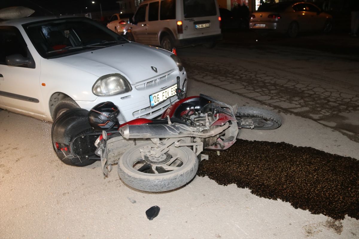 Amasya'da otomobil ile motosikletin çarpışması sonucu 2 kişi yaralandı