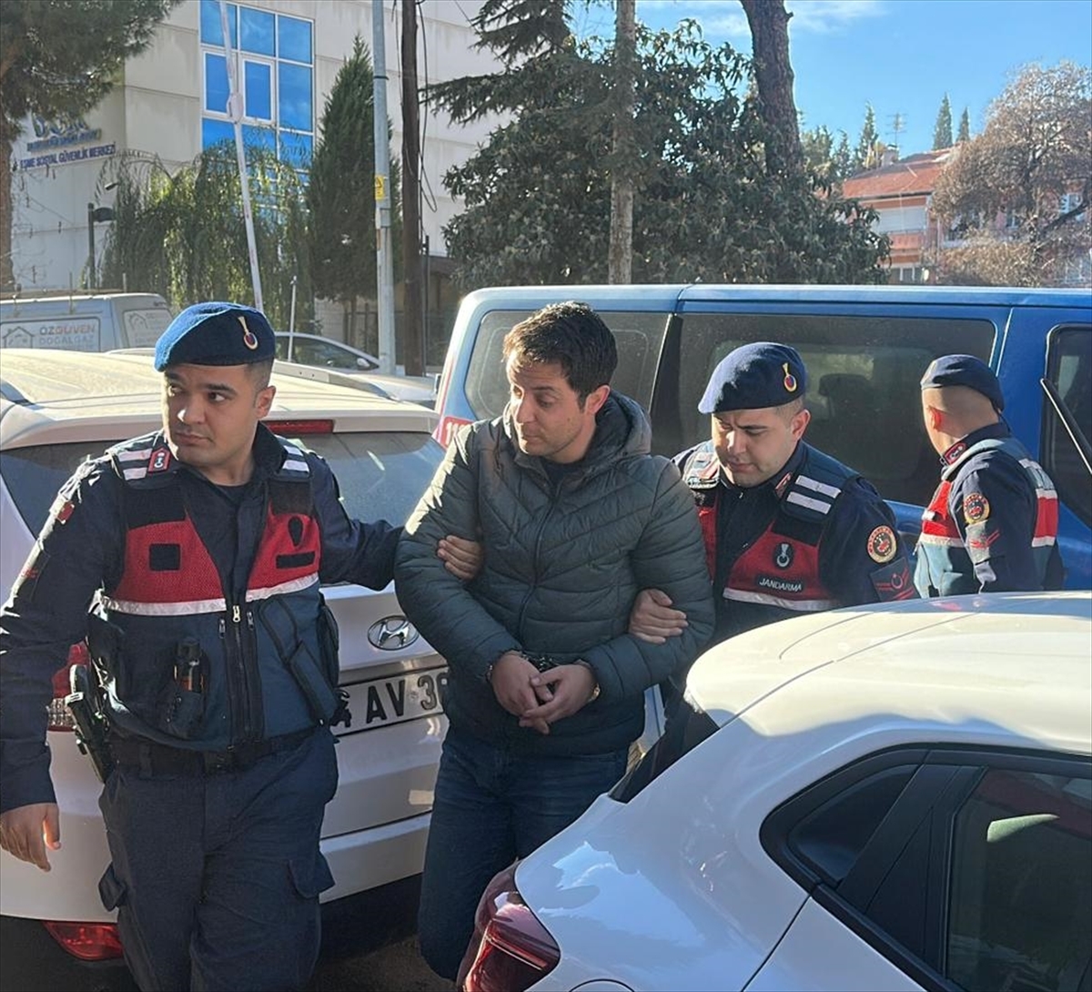 Uşak'ta 3 yayanın öldüğü kazadaki otomobil sürücüsü tutuklandı