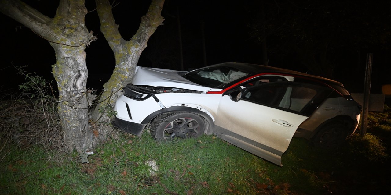 Edirne’nin Havsa ilçesinde otomobil ağaca çarptı: 3 yaralı
