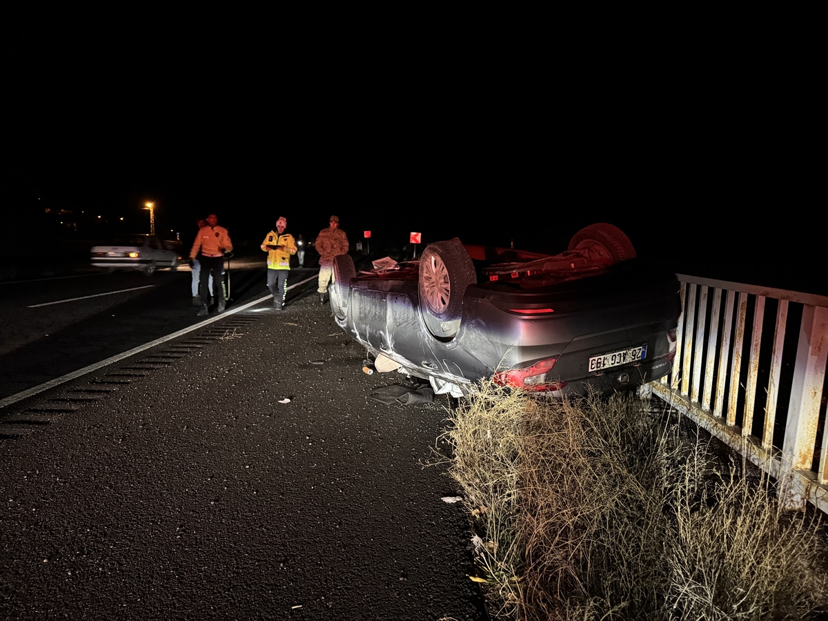 Gümüşhane'de otomobilin devrilmesi sonucu 5 kişi yaralandı