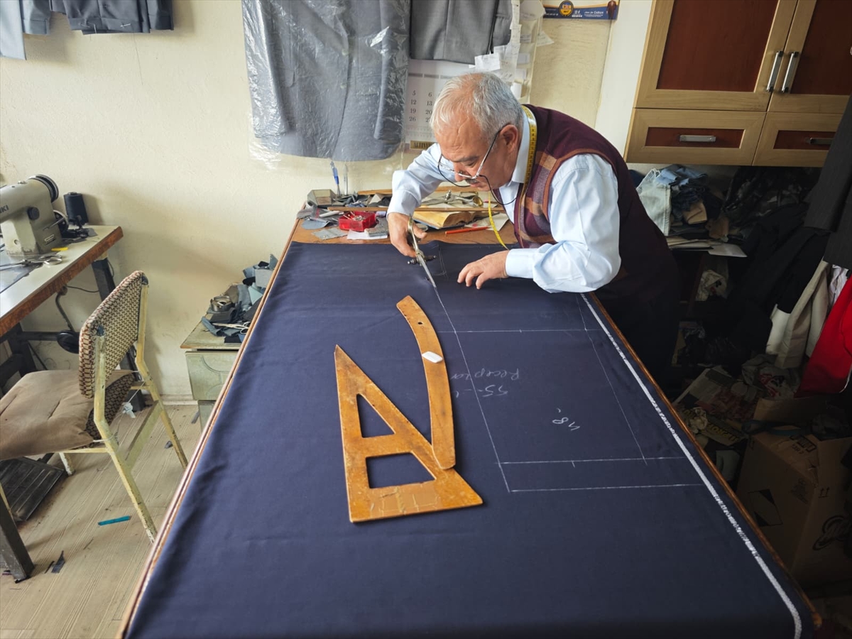 Antalya'da 46 yıldır terzilik yapan Sadettin Dönmez mesleğini "aşkla" yaşatıyor