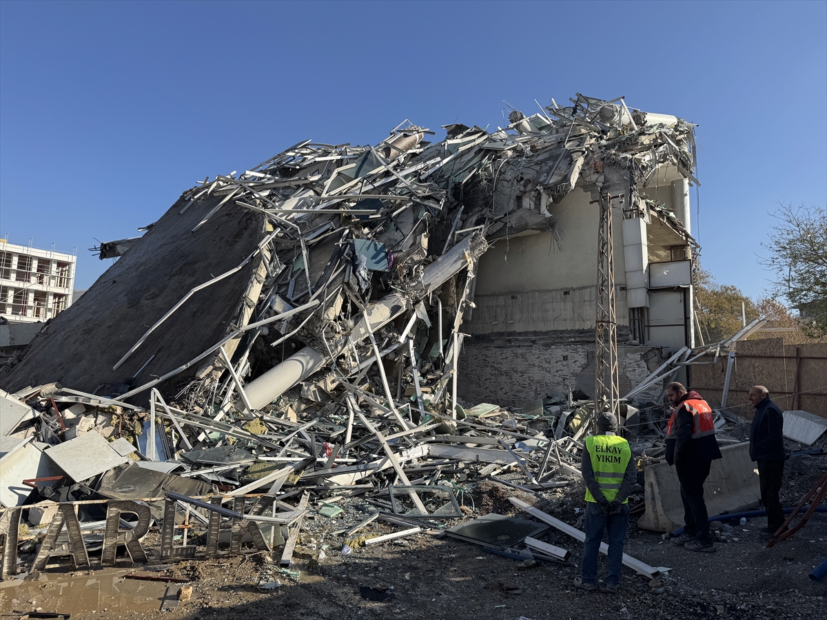 Kahramanmaraş'ta depremlerde hasar alan 10 katlı iş merkezi kontrollü şekilde yıkıldı