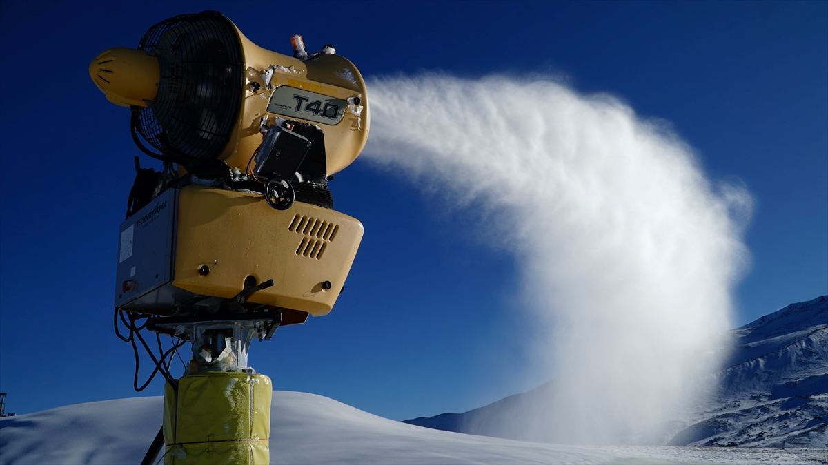 Erciyes Kayak Merkezi, suni karlama ile yeni sezona hazırlanıyor