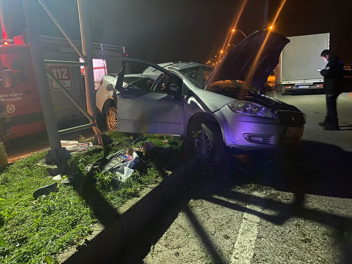 Edirne'de direğe çarpan otomobilin sürücüsü öldü