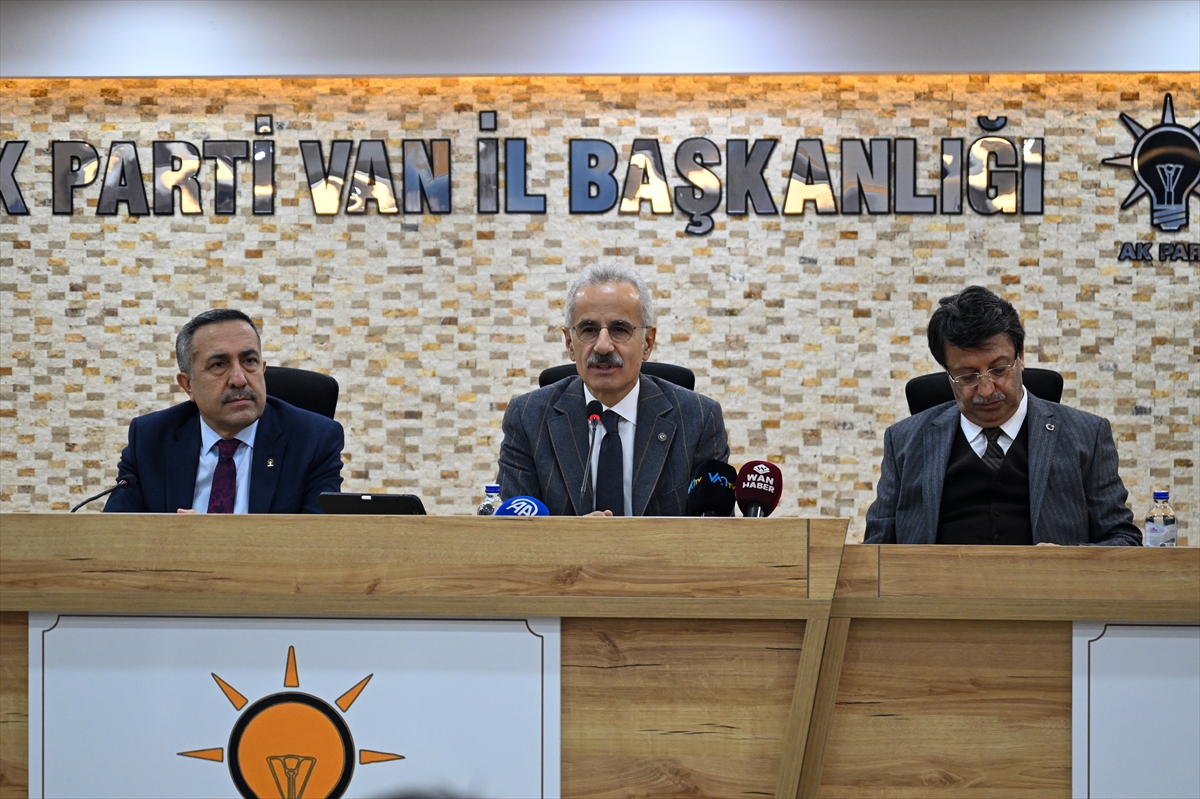 Ulaştırma ve Altyapı Bakanı Uraloğlu, Van'da partililerle buluştu