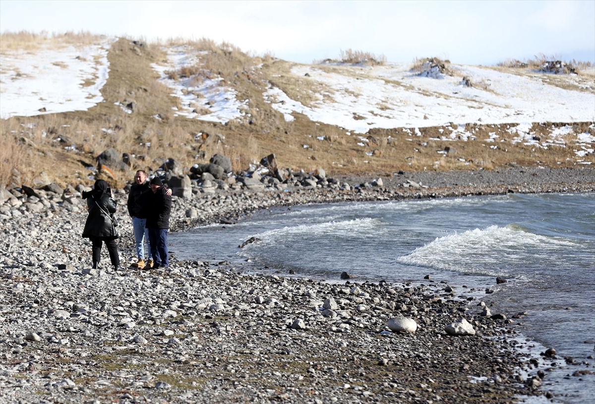 Çıldır Gölü'nün donan kıyıları dalgaların etkisiyle çözüldü