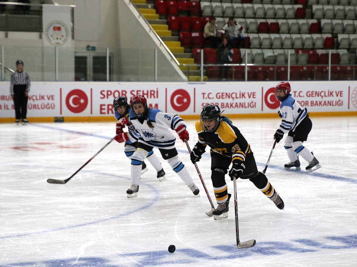 Erzurum'da Buz Hokeyi Kış Spor Oyunları'nın çeyrek final maçları yapıldı